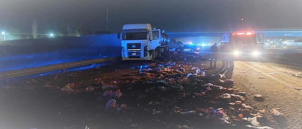 Chocaron dos camiones en San Martín y los vecinos saquearon fideos de la carga