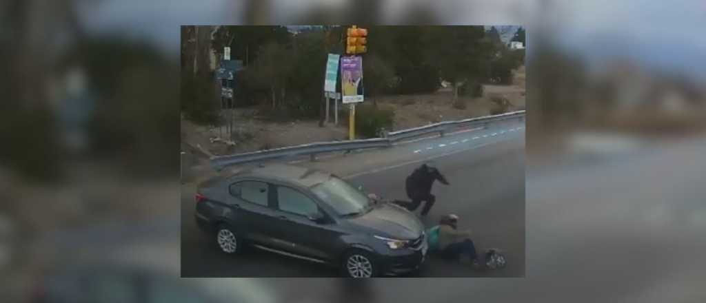 Video: un motociclista cruzó mal, lo chocaron y estalló de furia en San Carlos