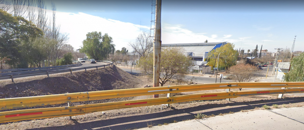 Un joven murió al caer en su camioneta en el "rulo" de ingreso a Maipú