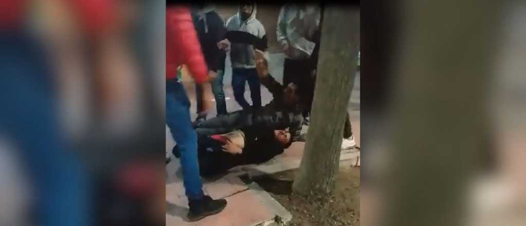 Video: un hombre internado tras pelear a la salida de un boliche en Alvear