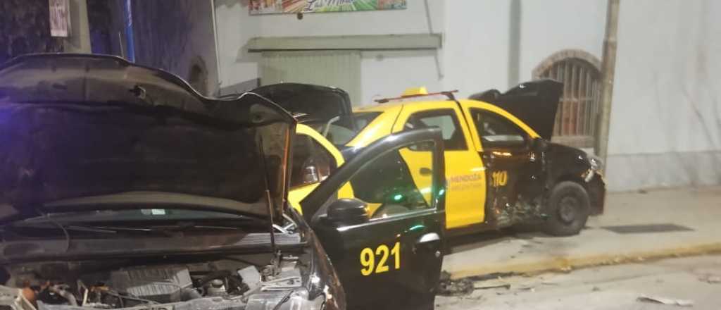 Fuerte choque entre dos taxis en Guaymall&eacute;n