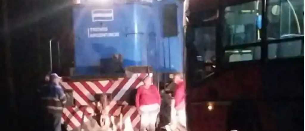 Un micro chocó contra un tren de carga en Las Heras 