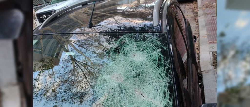 Día de furia: se bajó con un hacha y le reventó el parabrisas del auto
