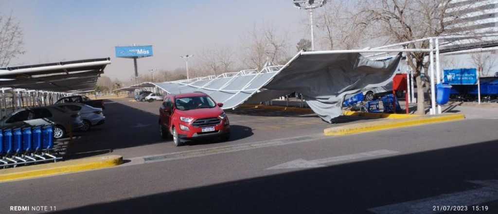 Fotos: el Zonda tiró el techo del estacionamiento de un súper en Godoy Cruz