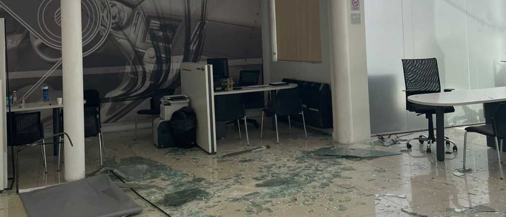 Video: as&iacute; vol&oacute; el Zonda los ventanales de una concesionaria