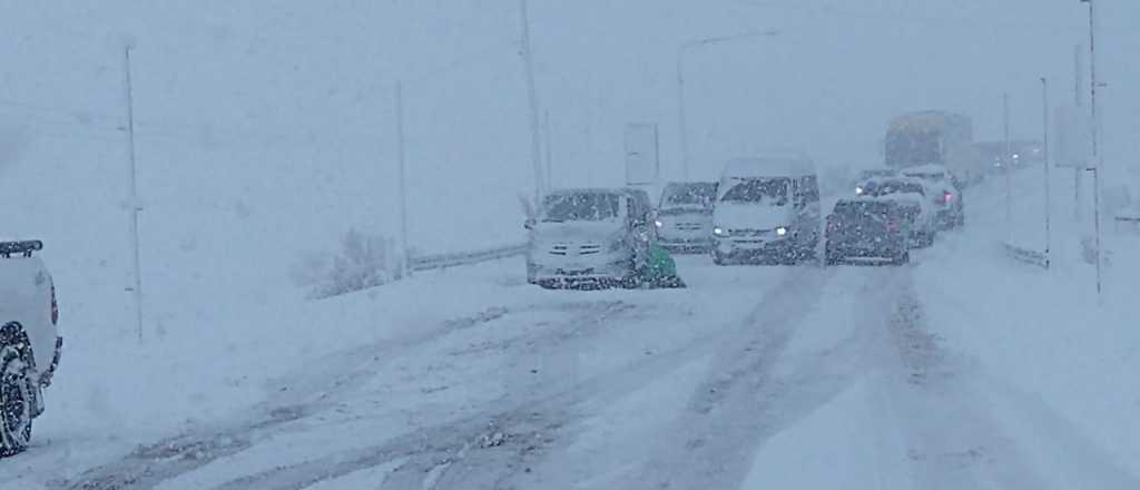 Exigen portaci&oacute;n y uso de cadenas en la ruta a Las Le&ntilde;as