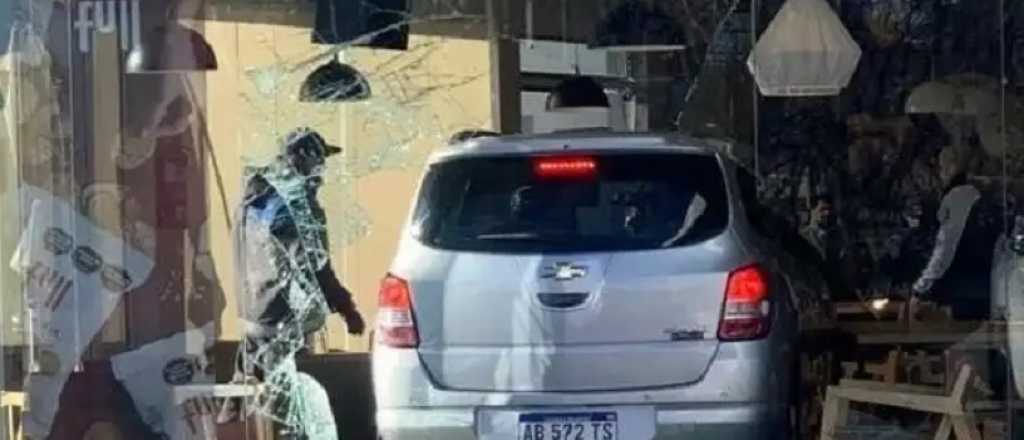 Susto en San Rafael: un auto choc&oacute; y se meti&oacute; en un minimarket