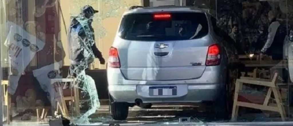 Fotos: un auto terminó adentro de una YPF en San Rafael