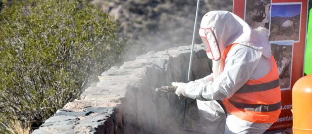 Fotos: voluntarios limpiaron zonas vandalizadas del Cerro de la Gloria