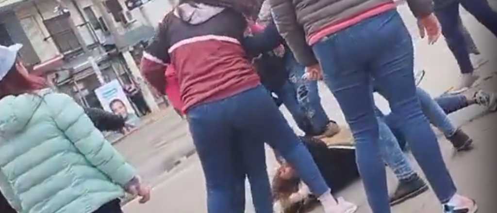 Video: trompadas en una mesa de campa&ntilde;a de Uni&oacute;n por la Patria