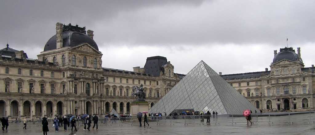 Por temor al coronavirus, cerraron al público el museo de Louvre