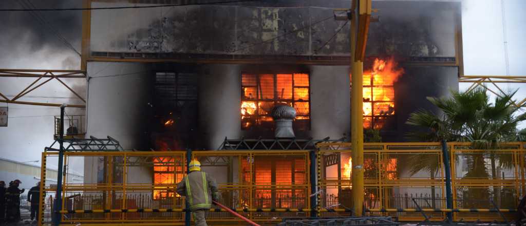 As&iacute; lucharon los bomberos contra un incendio en Maip&uacute;