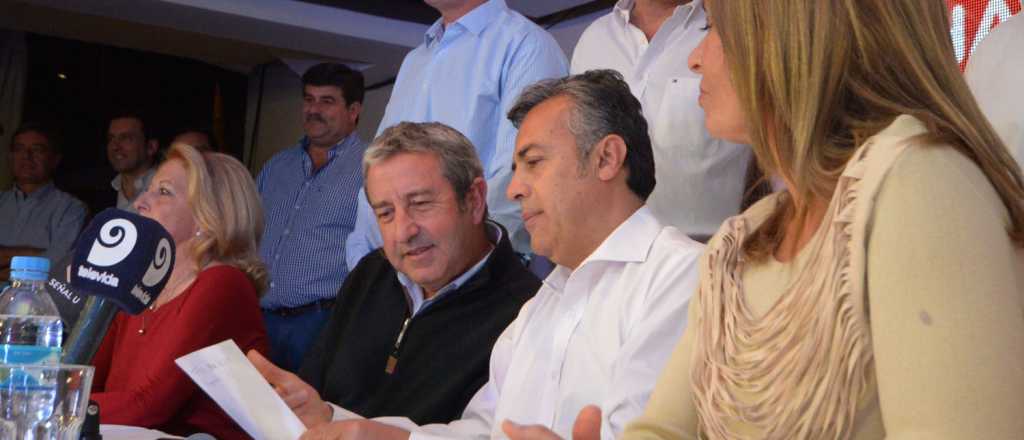 Con una "chanza" a Cobos, Cornejo apoyó el cambio de huso horario