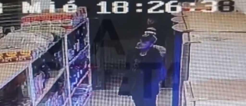 Video: entr&oacute; armado a un supermercado y le dispar&oacute; a los que compraban