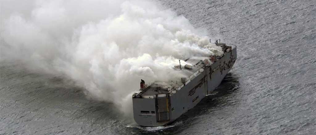 Trágico incendio de un carguero con 3.000 autos en el Mar del Norte