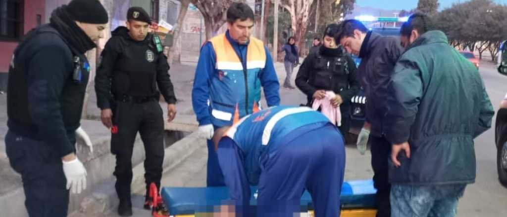 Con la ayuda de la Policía, una mujer tuvo a su bebé en la calle en Ciudad