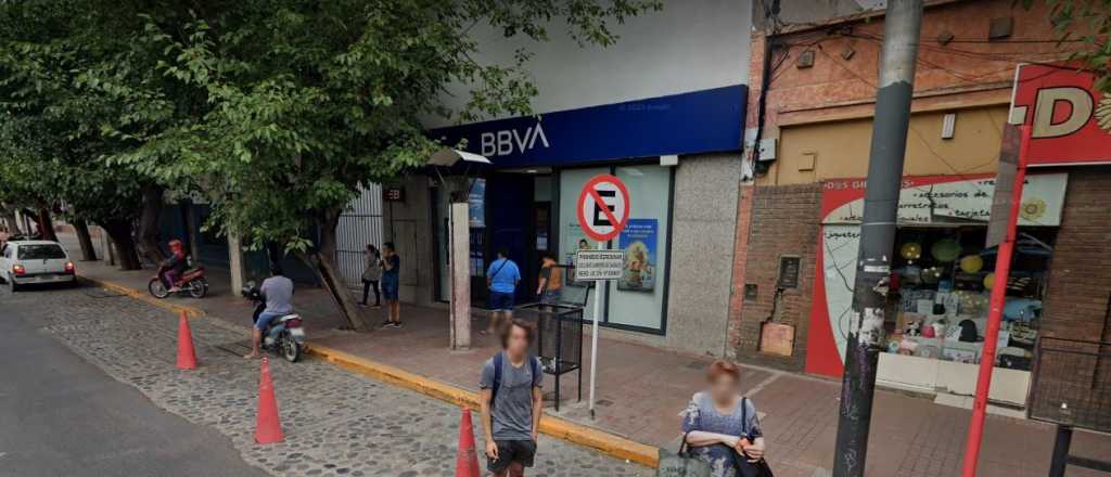 Sacaba $100 mil del banco en Guaymall&eacute;n y se los robaron en el lugar