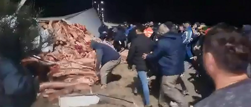 Video: saquearon un camión con 23 toneladas de carne que venía a Mendoza