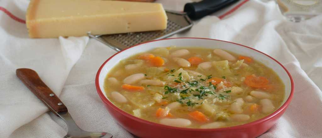 Pasos hacer sopa cremosa de porotos con verduras y parmesano