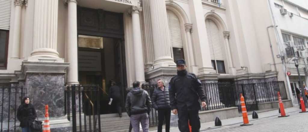 El Banco Central vendió USD 379 millones para contener el dólar