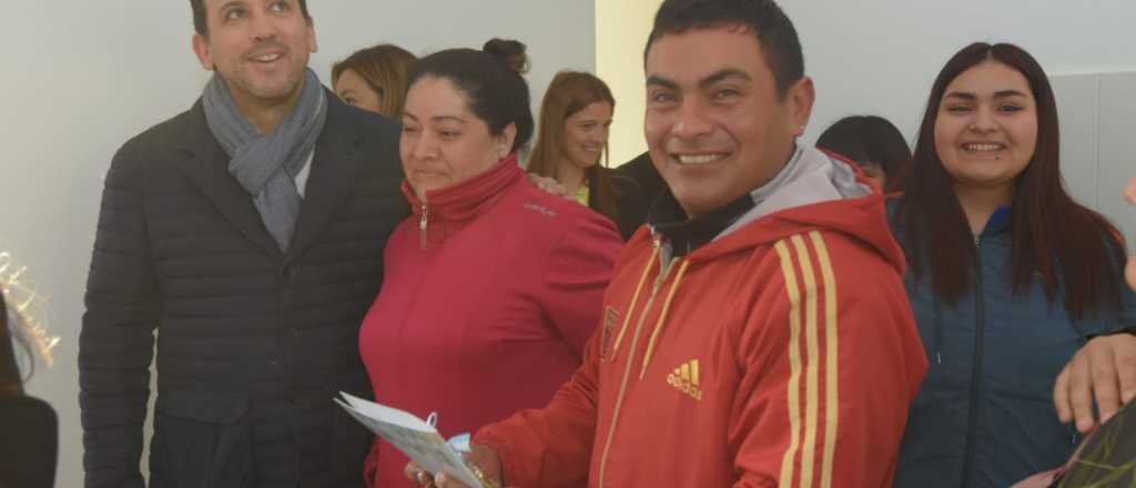 Trece familias de Godoy Cruz recibieron su casa en el barrio Martín Fierro