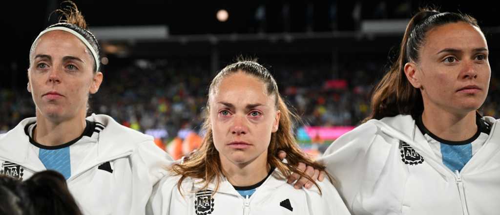 Entre lágrimas, Estefanía Banini se retiró de la Selección