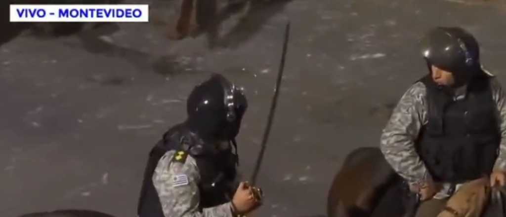 Video: la policía uruguaya corrió a los hinchas de Boca a sablazos