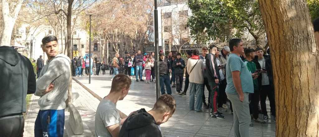 Revuelo en Plaza San Mart&iacute;n por una firma que "regala" d&oacute;lares