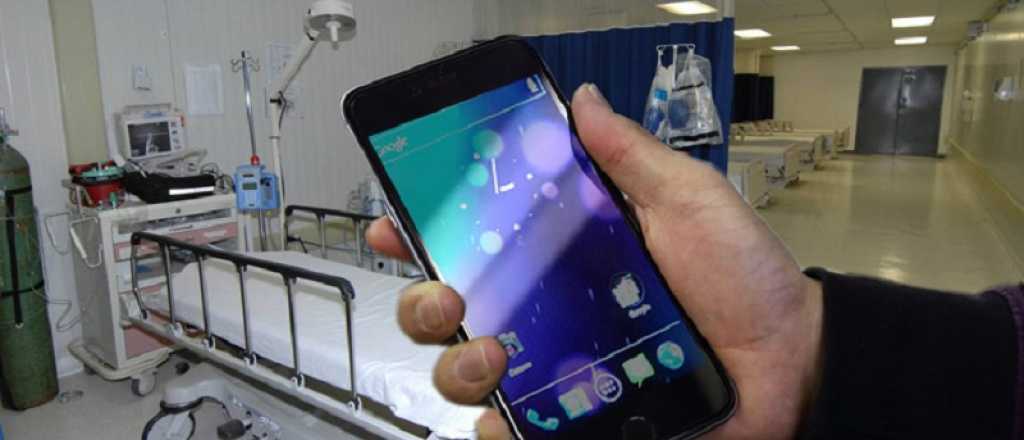 Video: médicos operan a la luz de celulares en un hospital