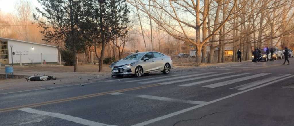 Motociclista de 20 años chocó de frente contra un auto y murió