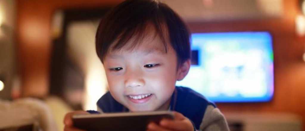 El régimen que aplicaría China para disminuir el uso del celular en niños