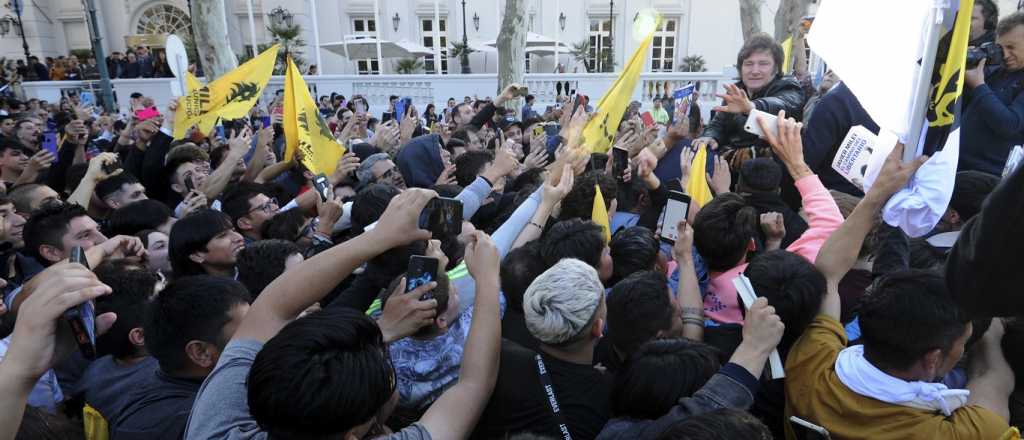 Dudas sobre si el loco Milei es un traidor o un héroe