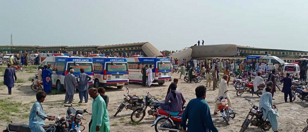 Al menos 15 muertos al descarrilar un tren en Pakistán