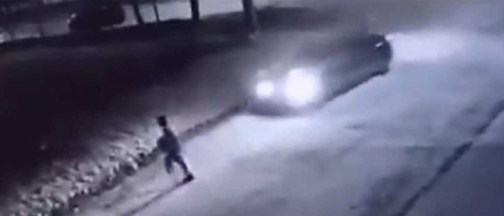 Impactante video: asesinó a un hombre atropellándolo con su auto