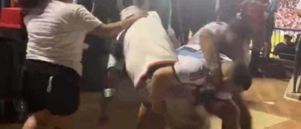 Video: un fanático de Messi a las piñas con dos hinchas de Dallas