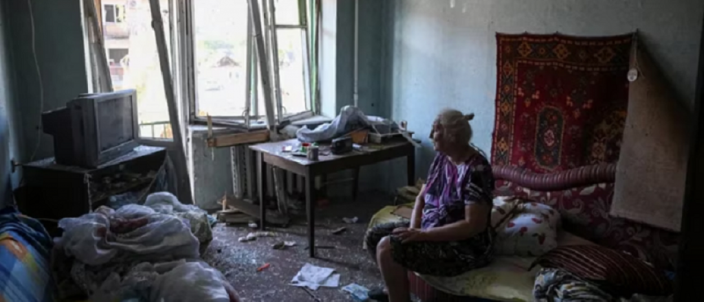 Otro bombardeo de "doble impacto" sobre Ucrania deja rescatistas muertos