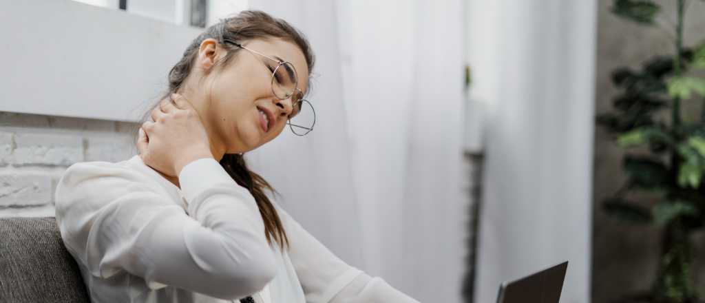 Dolor de cuello, &iquest;qu&eacute; lo provoca y c&oacute;mo calmarlo?