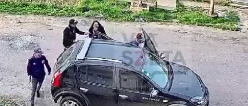 Video: a una mujer le robaron el auto con su hijo adentro 