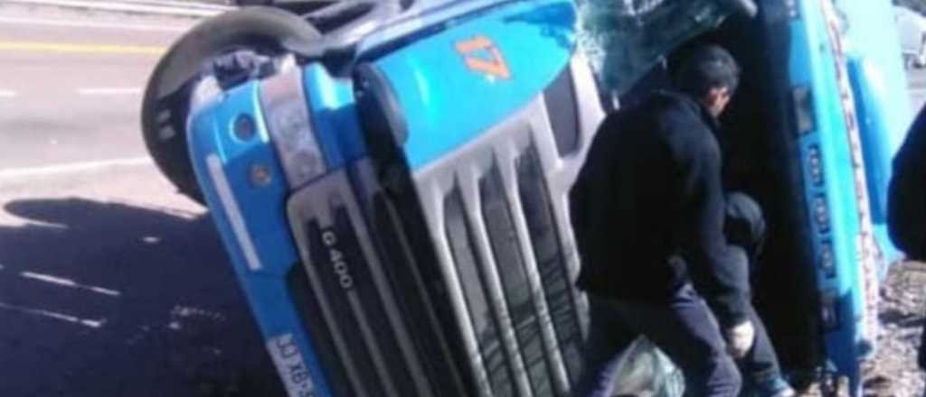 Un camionero volc&oacute; tras chocar contra un cerro en Uspallata