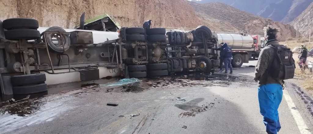 Chocaron dos camiones en ruta 7, murió un chofer y cerraron el Paso a Chile