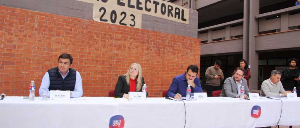 Chicanas y tensión entre candidatos ante estudiantes del CUC
