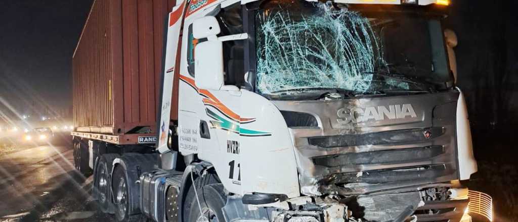 Un camionero chileno se durmió y chocó a un micro de El Oro Negro en Luján