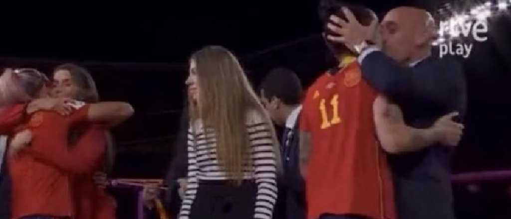Pol&eacute;mica en Espa&ntilde;a: presidente de la Federaci&oacute;n besa a jugadora en la boca