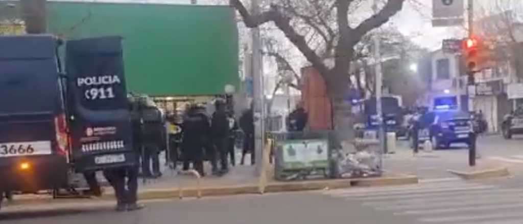 Videos: incidentes por detenidos en Tunuy&aacute;n y un s&uacute;per con mucha custodia