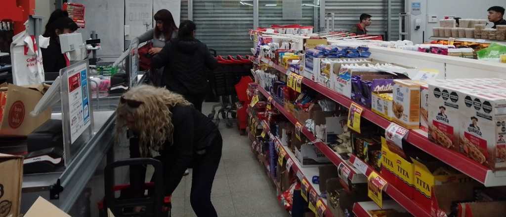 Massa exigi&oacute; quitarles planes sociales a acusados de saqueos