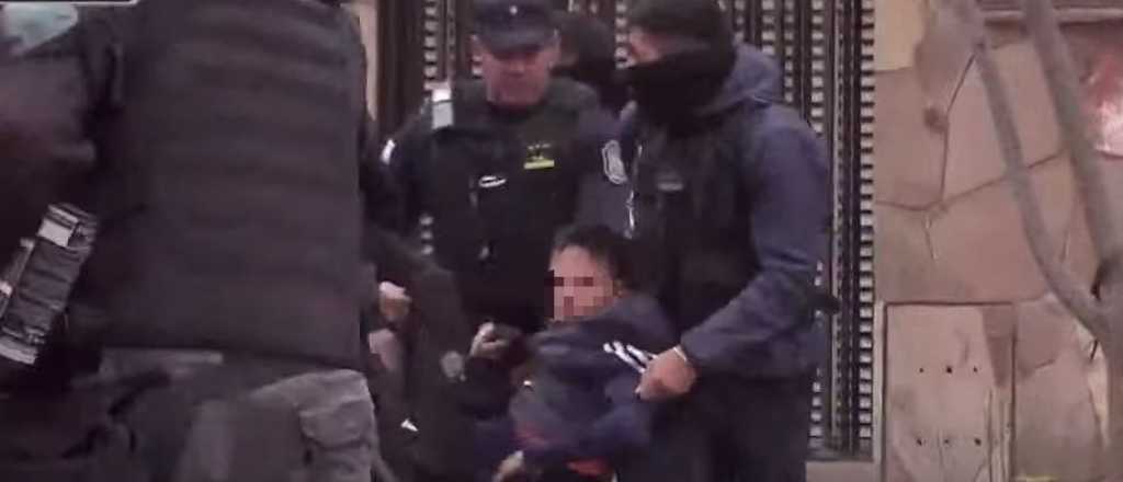 Video: detuvieron a un niño en los disturbios de Las Heras y se les escapó