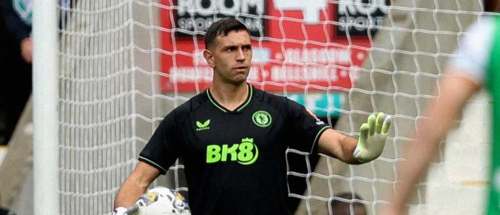 Aston Villa dio una paliza, pero preocupa el estado del Dibu Mart&iacute;nez