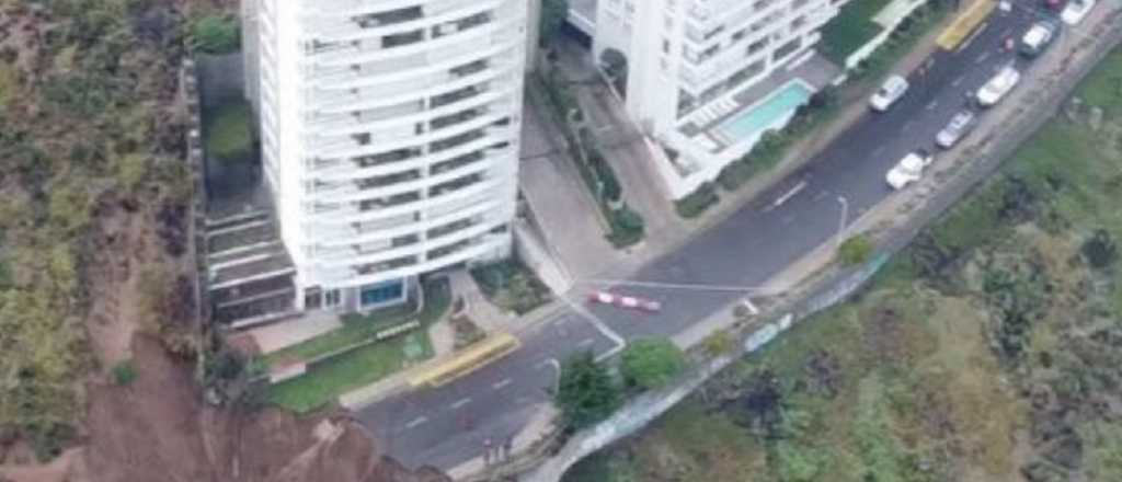 Videos: evac&uacute;an un edificio en Conc&oacute;n por riesgo de derrumbe por un socav&oacute;n