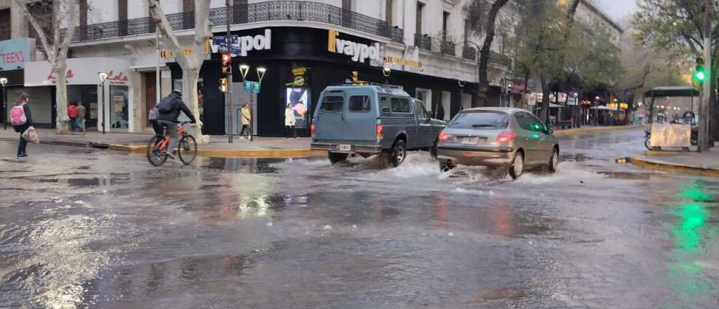 Todo el Centro sin agua por el caño roto en avenida San Martín