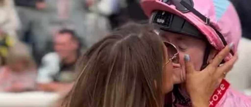 Video: otra pol&eacute;mica porque la due&ntilde;a del caballo bes&oacute; en la boca al jinete ganador